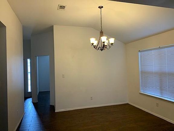 3rd image of 805 Dixon Ln