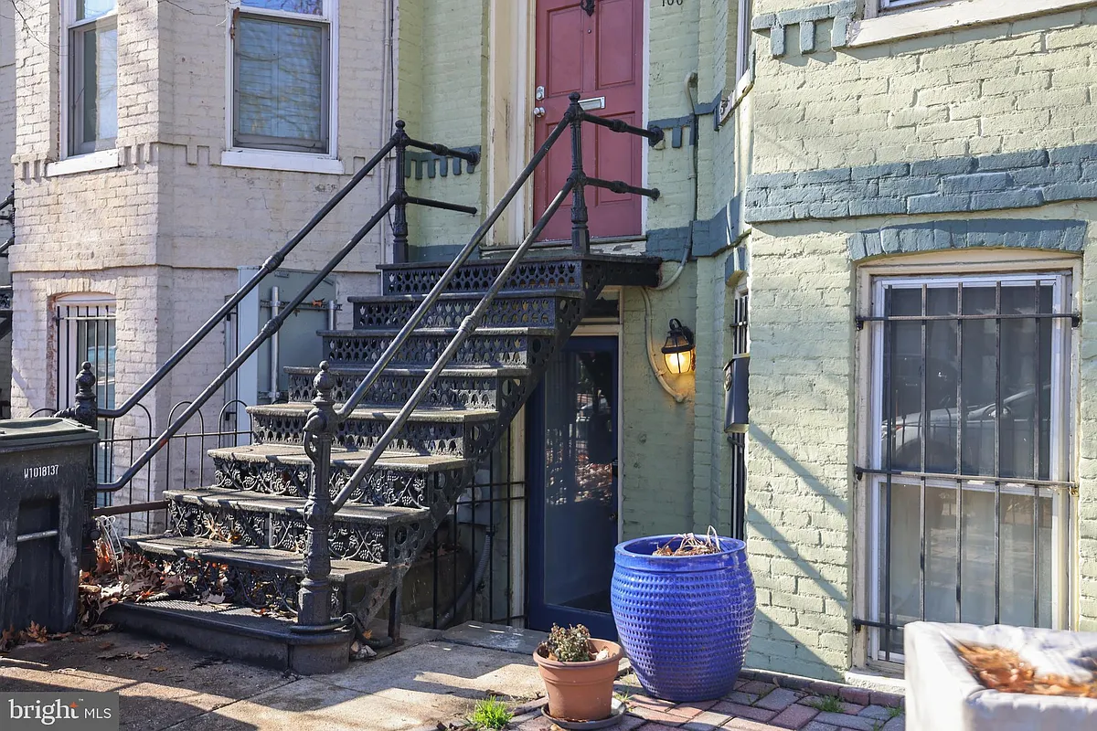 Building Photo - 106 8th St NE #B