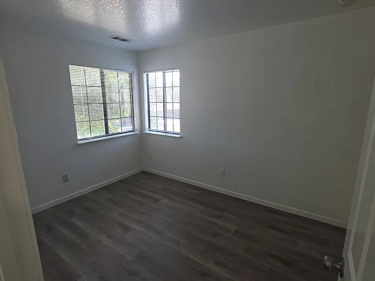 1943 Glen Ridge Dr — Photo 10