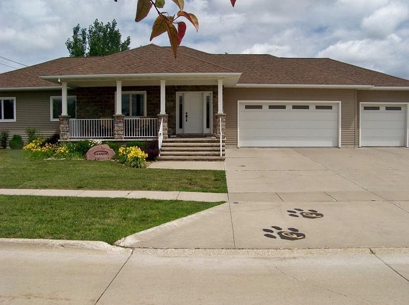 1st image of 400 Lexington Dr