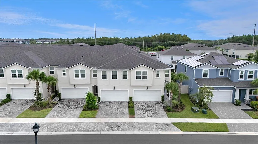 4 bed, 3.0 bath, 2574 sqft, $2,700 — Photo 2