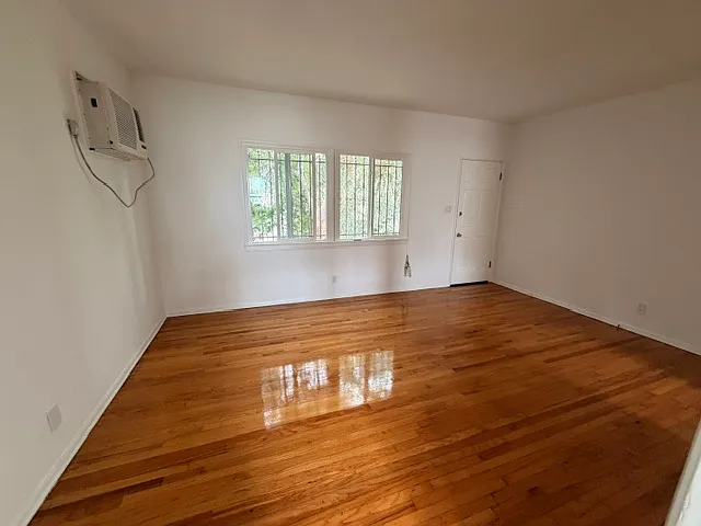 164 N Clark Dr — Photo 4