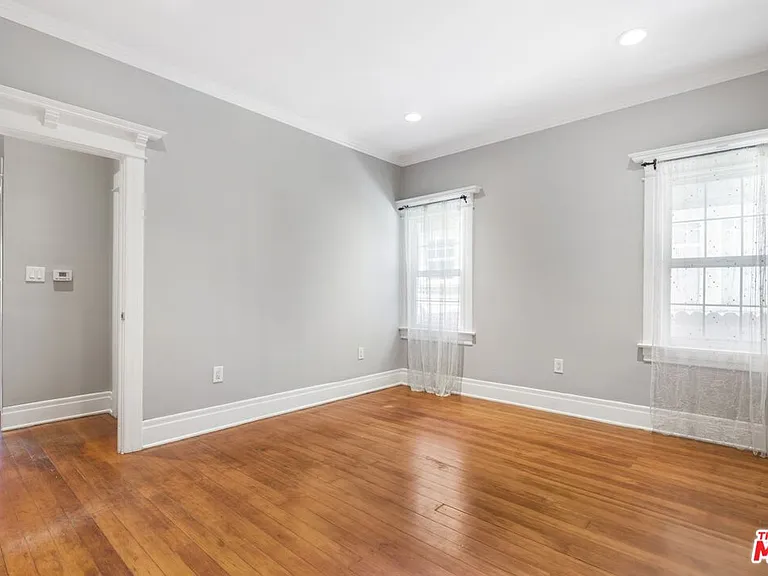 2230 W 30th St — Photo 17