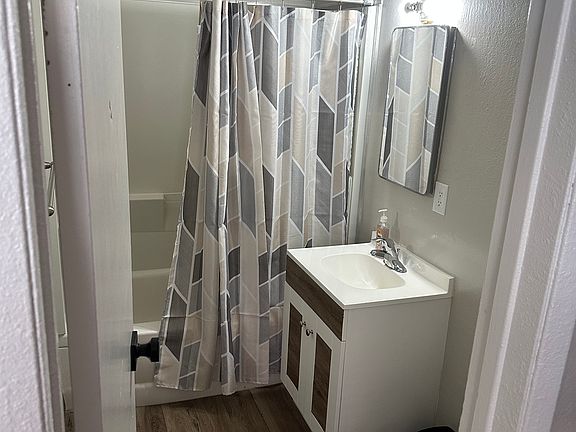5th image of 464 Jefferson Blvd APT D