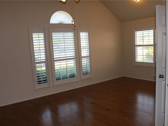 5th image of 1517 Bastrop Dr
