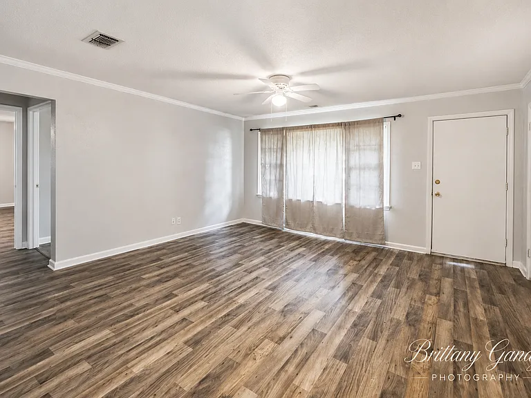 1504 Leslie St — Photo 5