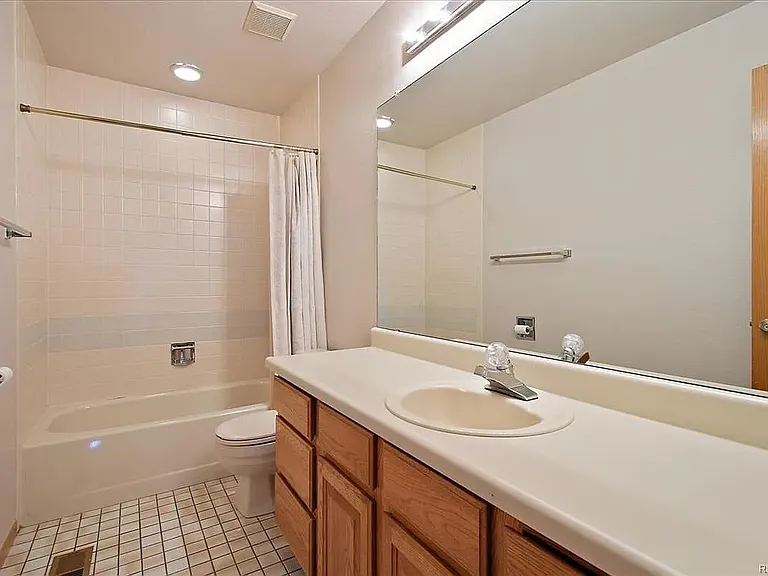 907 S Emporia St — Photo 29