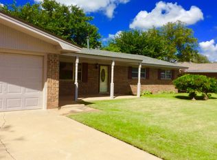 213 Willowwood Ln, Levelland, TX 79336