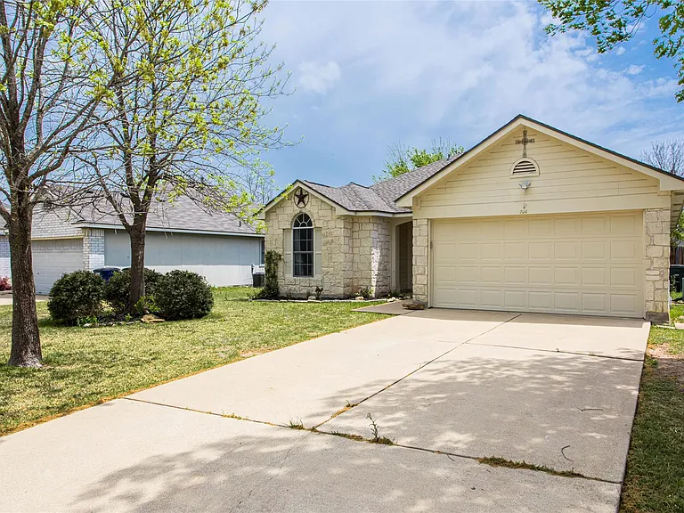814 Lantana Ln — Photo 3