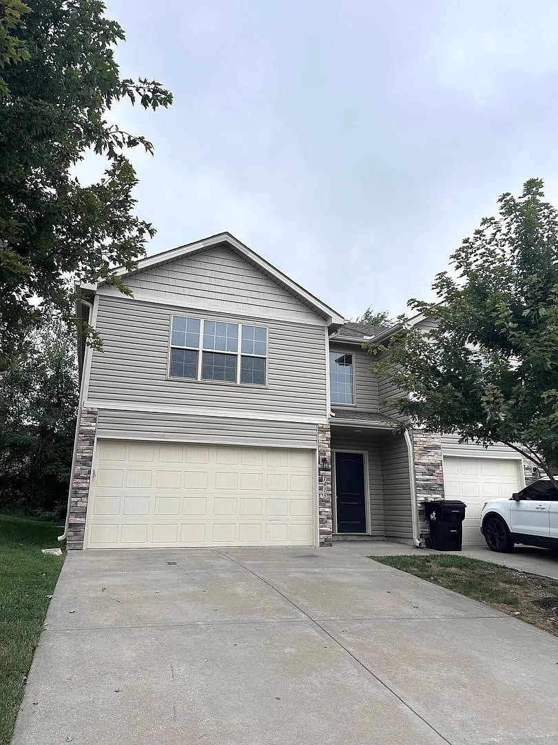 3 Bed | 2.5 Bath | 2 Car Garage Townhome in Grain Valley — Photo 1