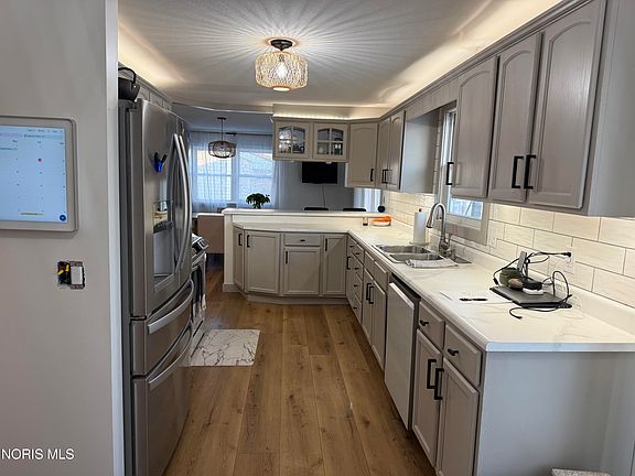 3rd image of 851 Anthony Wayne Blvd