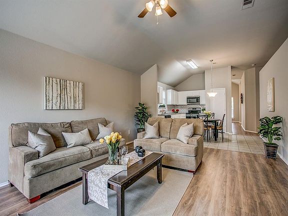 3rd image of 105 Fairbanks Dr