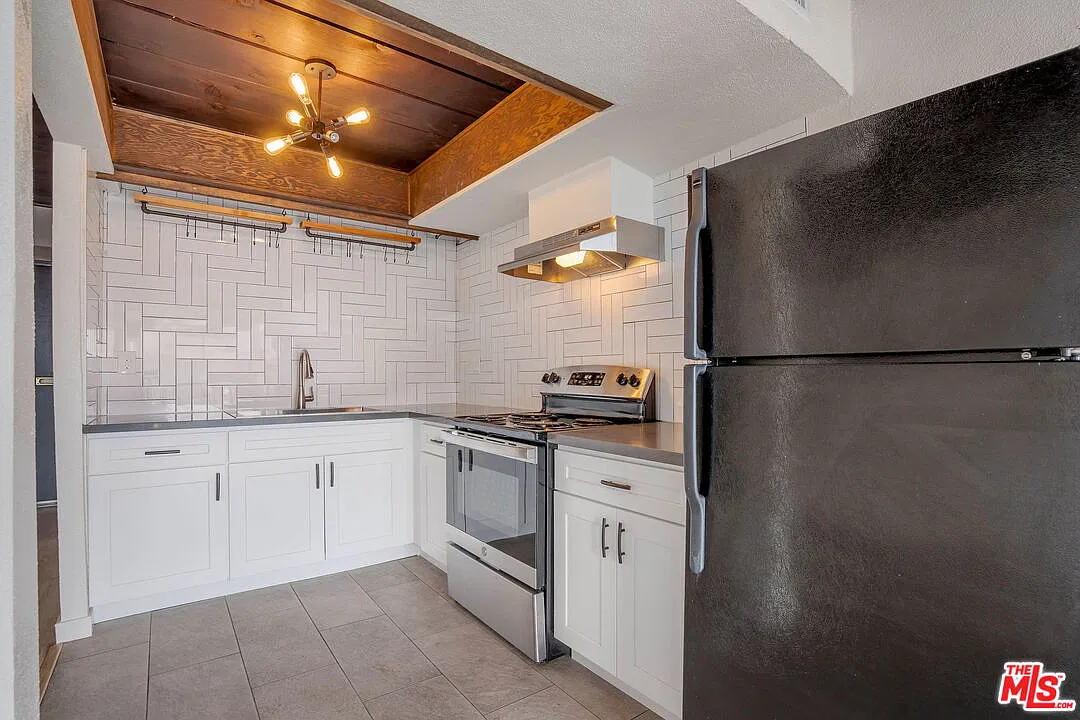 3 bed, 2.0 bath, 1317 sqft, $4,395 — Photo 4