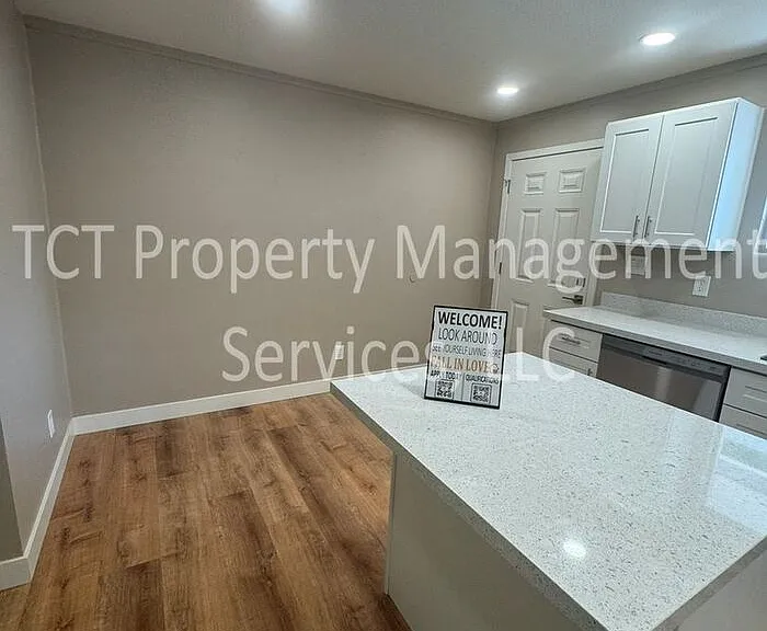 501 E Erie St #B — Photo 4