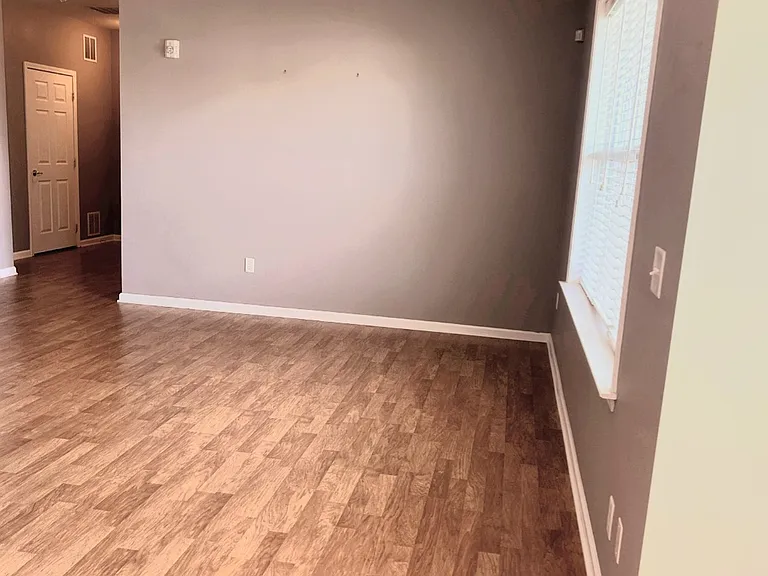521 Sloan Ct — Photo 1