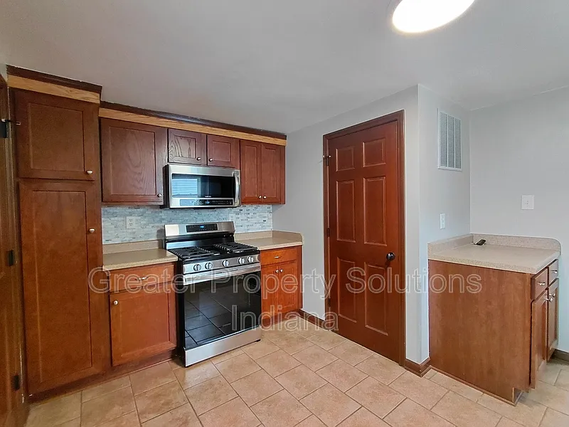 3 bed, 1.0 bath, 1587 sqft, $2,150 — Photo 4
