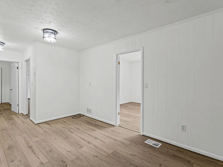 6096 Hillpine Dr — Photo 14