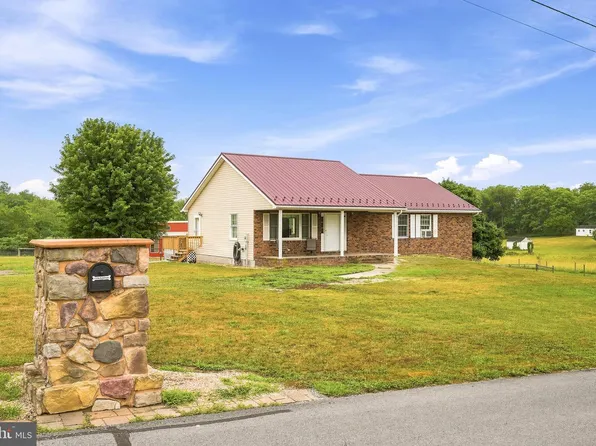 270 Falcon Dr, Falling Waters, WV 25419