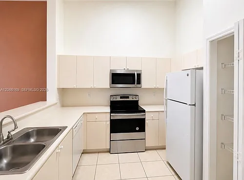 2811 SE 17th Ave #206 Photo 1