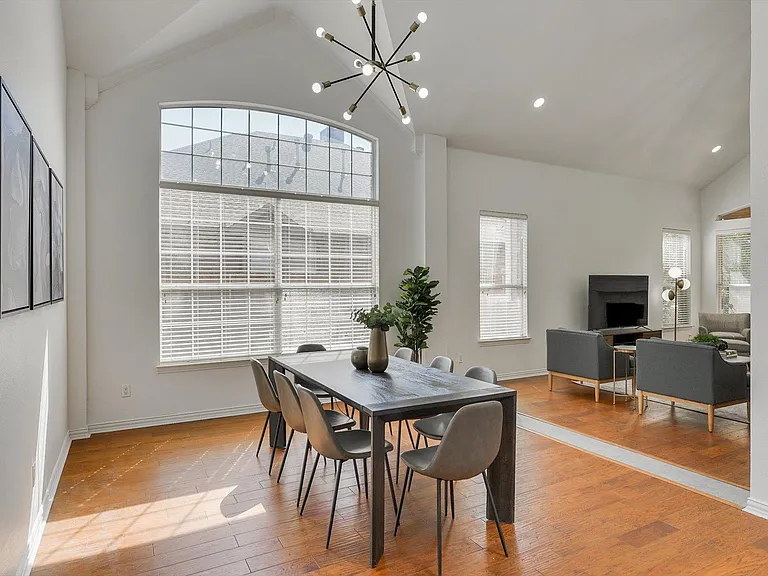 2410 Shorewood Ct — Photo 10