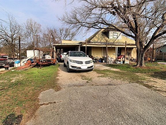 3rd image of 402 Trinity St