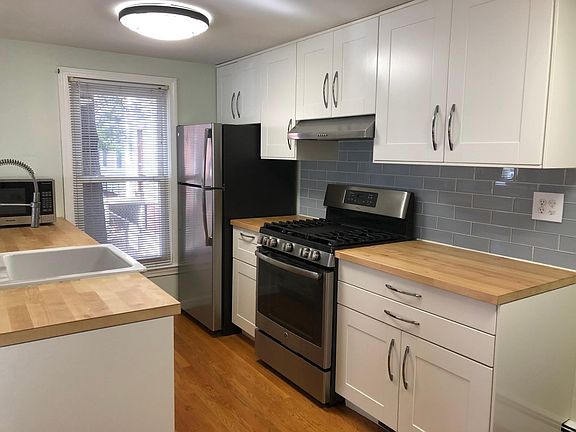 Kitchen, with gas stove, dishwasher, refrigerator, microwave and garbage disposal