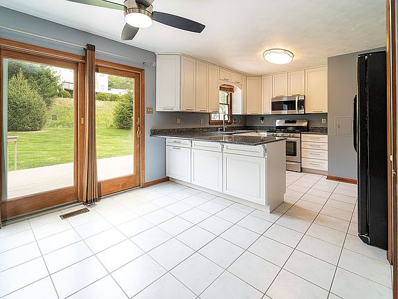 4th image of 225 Apple Hill Dr