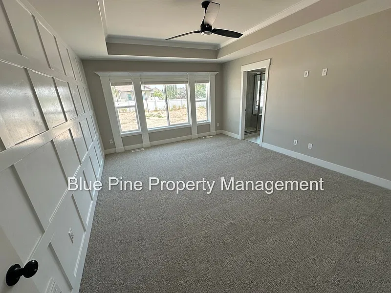 6 bed, 3.0 bath, 3665 sqft, $3,050 — Photo 2
