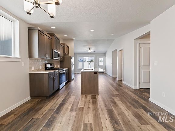 3rd image of 212 W Radiant Ridge Dr