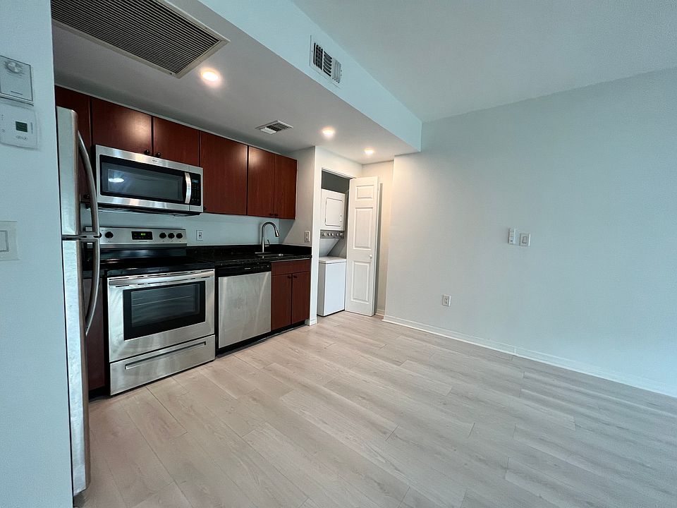 1st image of 944 Bay Dr #4