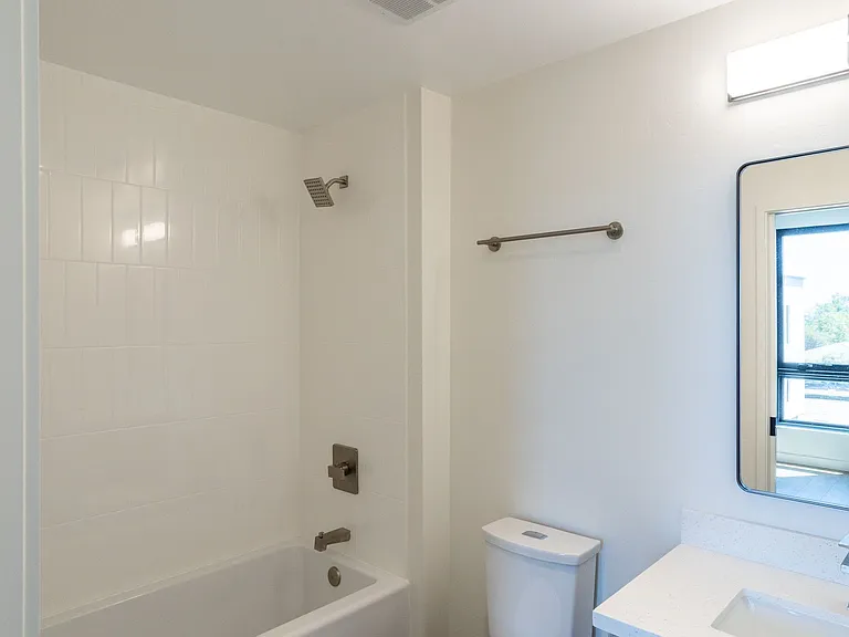 Newly Built Luxury Apartments in San Luis Obispo "Little Italy" — Photo 32