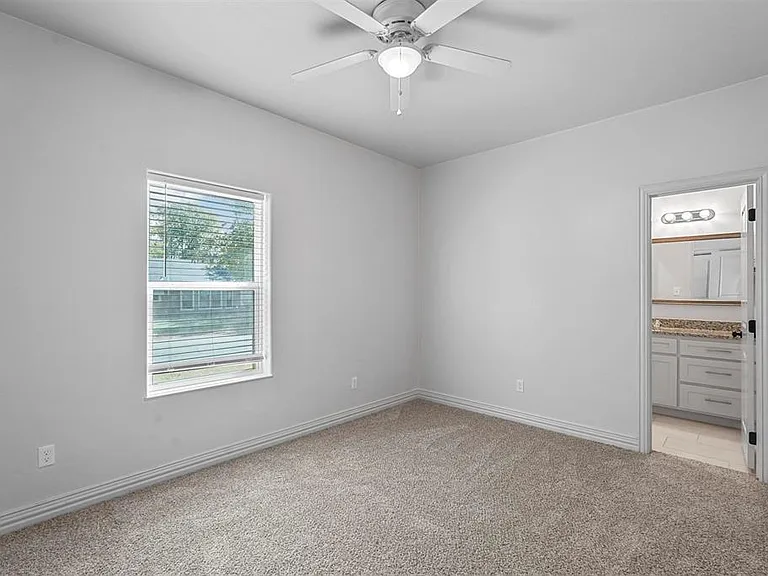 901 W Nelson St — Photo 2