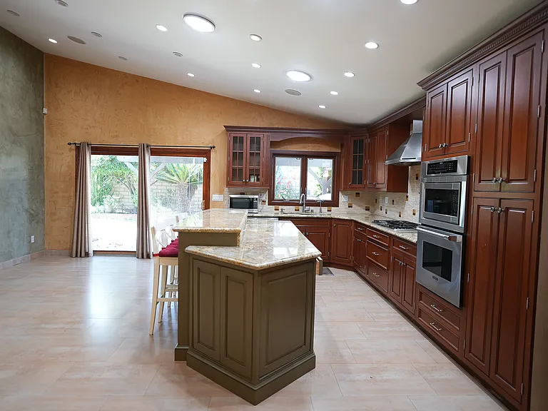 18129 Hatteras St — Photo 2