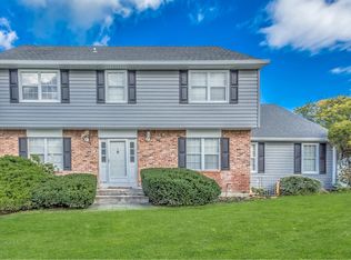 2 Willow St, Bayville, NY 11709