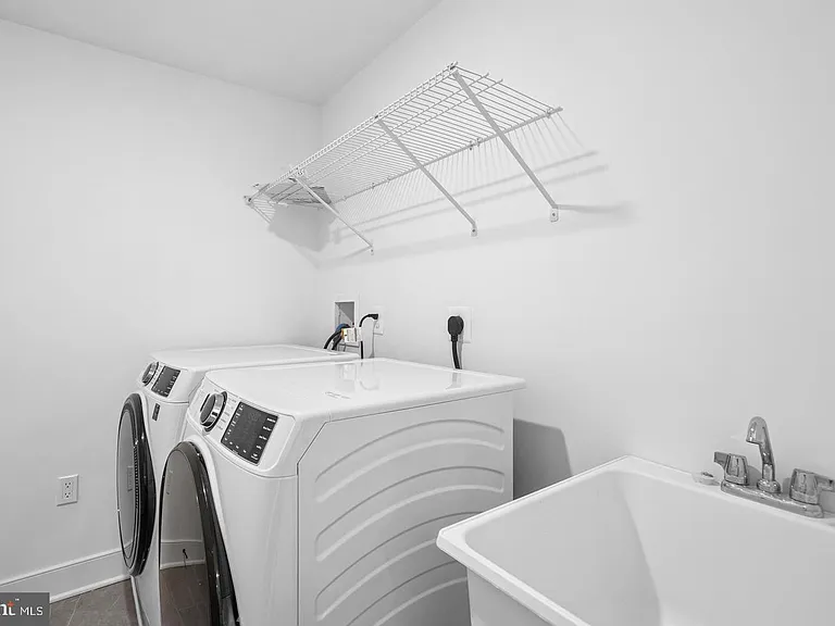 118 Locke Mews #B — Photo 21