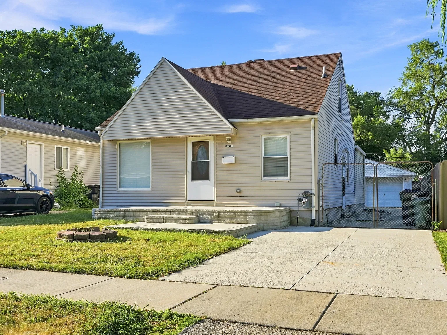 6 bed, 2352 sqft, $3,000 — Photo 2