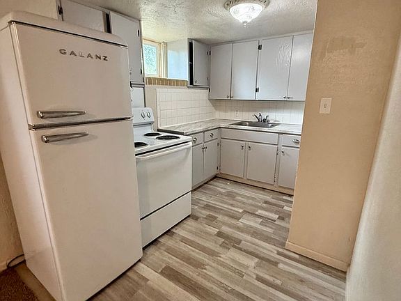 3rd image of 2324 W 8th St #B