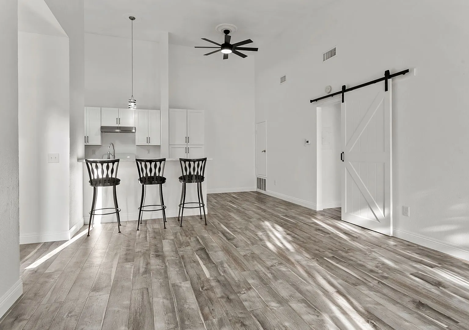 Upgraded One Bedroom Oasis In Gated Community — Photo 3