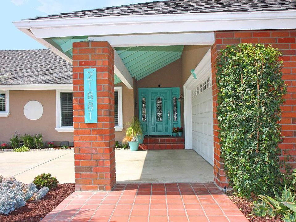Large Driveway and 2 Car Garage