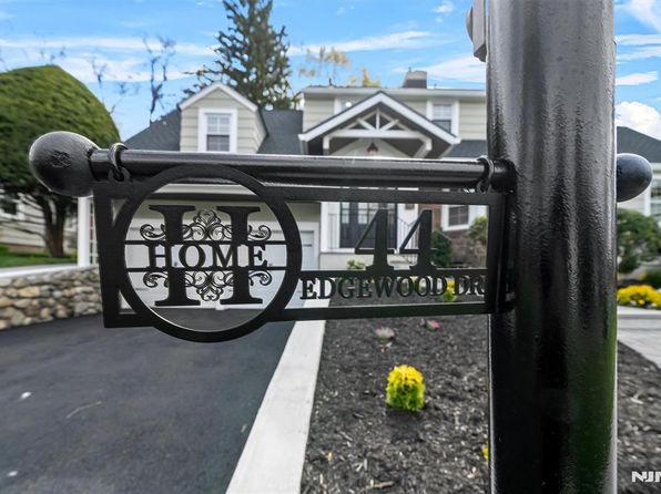 44 Edgewood Dr, Ho Ho Kus, NJ 07423