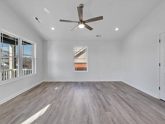 5th image of 1018 Morehead Ave SE