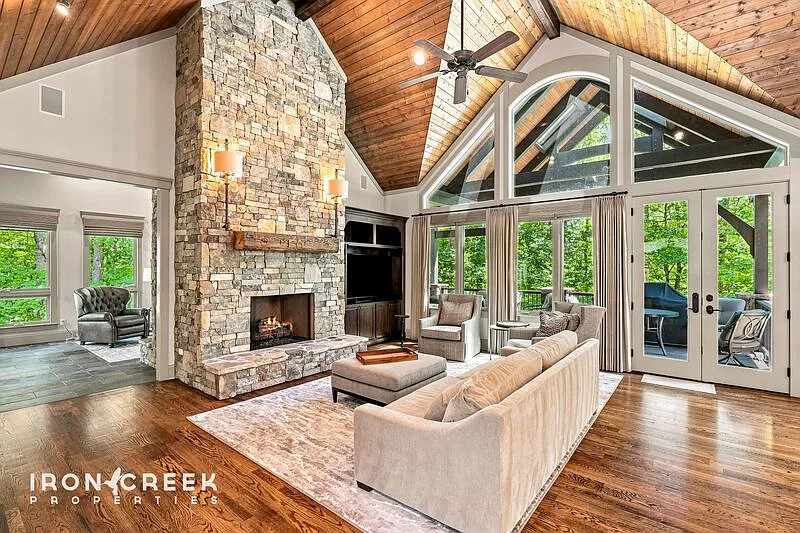 4 bed, 4.0 bath, 4610 sqft, $6,950 — Photo 2