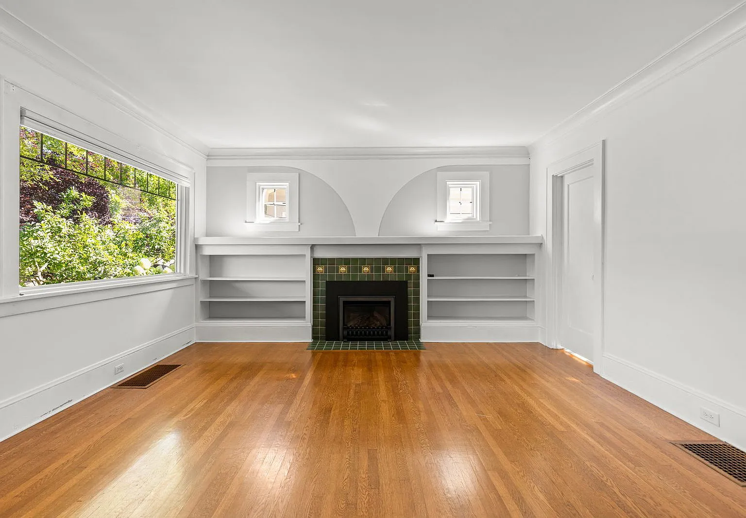 3 bed, 2.0 bath, 2192 sqft, $3,795 — Photo 3