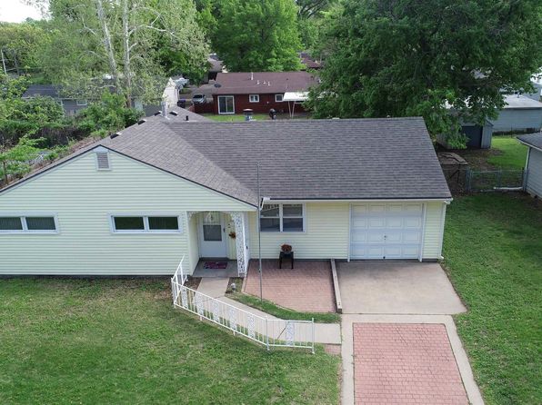 3905 SW Mission Ct, Topeka, KS 66614