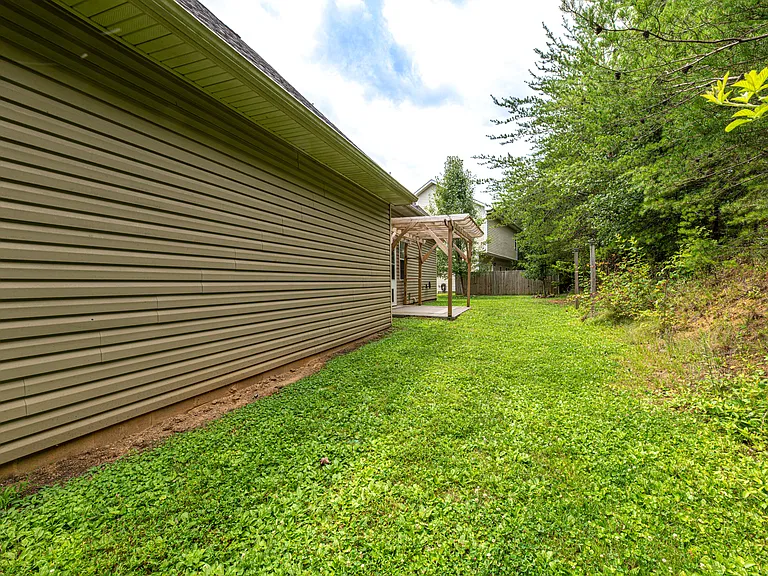 7211 Remagen Ln — Photo 32
