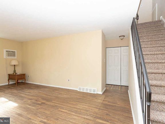 3rd image of 921 Woodview Dr