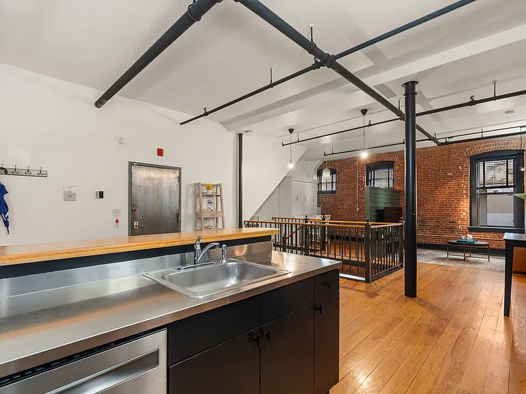 19 Stanhope St #1B — Photo 3
