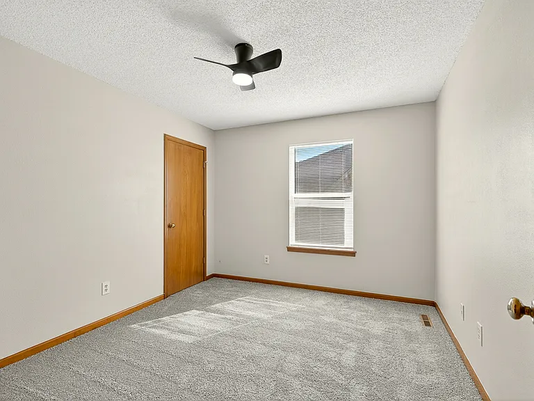 739 SE Country Ln — Photo 17