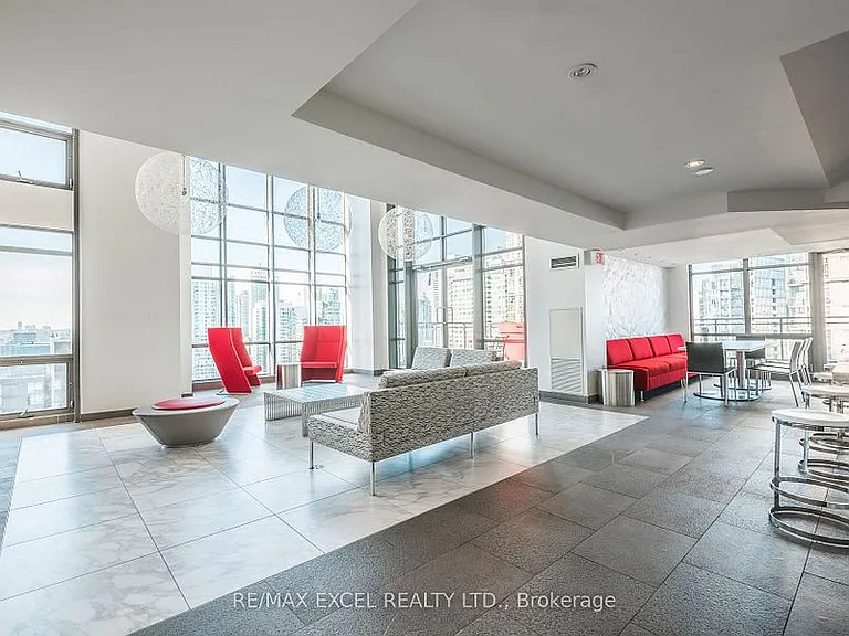 15 Fort York Blvd W #3907 — Photo 8