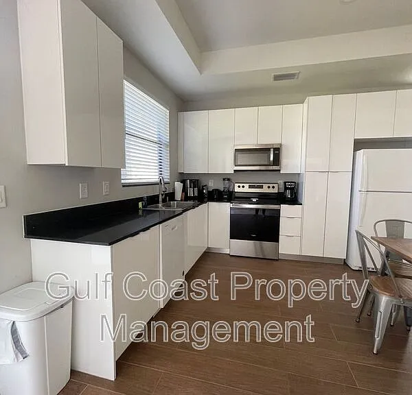681 Windermere Dr — Photo 5